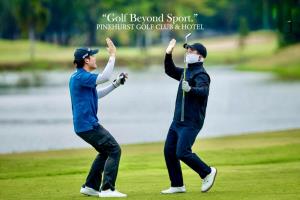 Pinehurst พลิกภาพสนามกอล์ฟ สู่พื้นที่รีชาร์จสมองนักธุรกิจยุคใหม่..สูตรลับความสำเร็จด้วยกีฬา         “เมื่อกอล์ฟ ไม่ใช่แค่กีฬา แต่คือ  เครื่องมือเพิ่มความแม่นยำในการตัดสินใจของผู้นำธุรกิจ”