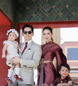 "กรณ์ ณรงค์เดช" ถึงวัย 48 ปี "ศรีริต้า" จัดเต็มชุดไทยสวยล้ำ ไหว้พระทำบุญ