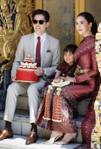 "กรณ์ ณรงค์เดช" ถึงวัย 48 ปี "ศรีริต้า" จัดเต็มชุดไทยสวยล้ำ ไหว้พระทำบุญ