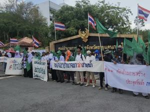 ชาวกรงปินังเดินเท้าบุก ศอ.บต. จี้ยกเลิกโครงการ “ประตูระบายน้ำกรงปินัง”