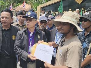 ชาวกรงปินังเดินเท้าบุก ศอ.บต. จี้ยกเลิกโครงการ “ประตูระบายน้ำกรงปินัง”