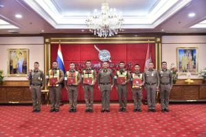 ผบ.ตร.มอบรางวัลยกย่อง 5 ตร.จราจรทุ่งมหาเมฆ เปิดทางช่วยหญิงแน่นหน้าอก ส่งถึงมือแพทย์ปลอดภัย