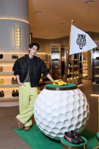 "ใบเฟิร์น-กลัฟ-ดิว-เบลล่า" ร่วมเปิดตัว Onitsuka Tiger สาขา Central Park