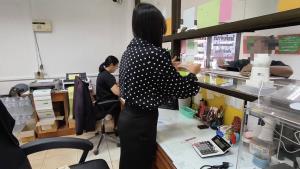 โรงตึ๊งตรึม! ชาวบ้านแห่หอบทอง-เครื่องมือการเกษตร ยันขันเงินใส่บาตรพระ จำนำหาเงินส่งลูกเรียน