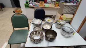 โรงตึ๊งตรึม! ชาวบ้านแห่หอบทอง-เครื่องมือการเกษตร ยันขันเงินใส่บาตรพระ จำนำหาเงินส่งลูกเรียน
