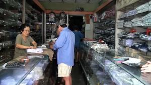 ซื้อขายชุดนักเรียนใหม่ไม่คึกคัก แม้ร้านพยายามตรึงราคาขายเท่าดิมเพื่อช่วยลดภาระค่าใช้จ่าย