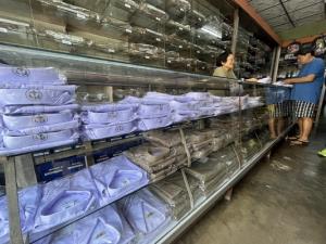 ซื้อขายชุดนักเรียนใหม่ไม่คึกคัก แม้ร้านพยายามตรึงราคาขายเท่าดิมเพื่อช่วยลดภาระค่าใช้จ่าย