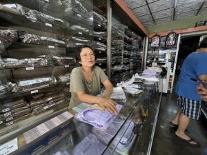 ซื้อขายชุดนักเรียนใหม่ไม่คึกคัก แม้ร้านพยายามตรึงราคาขายเท่าดิมเพื่อช่วยลดภาระค่าใช้จ่าย