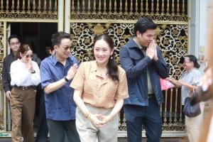 ครอบครัว “ชินวัตร” เยี่ยม “ทักษิณ” ครั้งสุดท้าย นับถอยหลัง 4 วัน รอพักโทษกลับบ้าน