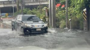 ศรีราชาอ่วม! ฝนถล่มนานกว่า 2 ชั่วโมง น้ำท่วมหลายจุด จยย.ผ่านไม่ได้