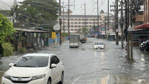 ศรีราชาอ่วม! ฝนถล่มนานกว่า 2 ชั่วโมง น้ำท่วมหลายจุด จยย.ผ่านไม่ได้