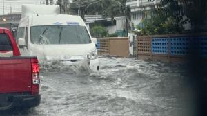 ศรีราชาอ่วม! ฝนถล่มนานกว่า 2 ชั่วโมง น้ำท่วมหลายจุด จยย.ผ่านไม่ได้