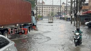 ศรีราชาอ่วม! ฝนถล่มนานกว่า 2 ชั่วโมง น้ำท่วมหลายจุด จยย.ผ่านไม่ได้