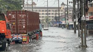ศรีราชาอ่วม! ฝนถล่มนานกว่า 2 ชั่วโมง น้ำท่วมหลายจุด จยย.ผ่านไม่ได้