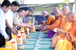 เพชรบุรีทำบุญใหญ่แหล่งโบราณคดี “ดอนยายทอง” หลังขุดพบโครงกระดูกมนุษย์ยุคก่อนประวัติศาสตร์ 8 โครง พร้อมกลองมโหระทึก 6 ใบ