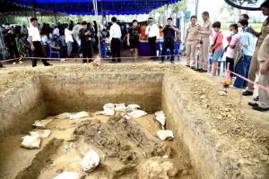 เพชรบุรีทำบุญใหญ่แหล่งโบราณคดี “ดอนยายทอง” หลังขุดพบโครงกระดูกมนุษย์ยุคก่อนประวัติศาสตร์ 8 โครง พร้อมกลองมโหระทึก 6 ใบ