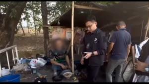 (คลิป)สีกากีฉาว! ป.ป.ส.รวบ “ดาบตำรวจ” พร้อมพวกคากระท่อมกลางทุ่งดอกคำใต้ พบสารเสพติดทั้งแก๊ง