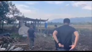(คลิป)สีกากีฉาว! ป.ป.ส.รวบ “ดาบตำรวจ” พร้อมพวกคากระท่อมกลางทุ่งดอกคำใต้ พบสารเสพติดทั้งแก๊ง