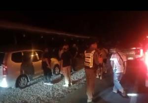 (คลิป)ย้อนศรหนียาว!ตร.ทางหลวง สนธิกำลังล่าตั้งแต่ตีหนึ่งยันเช้า ขบวนรถขนแรงงานพม่าจากแม่สายแวะพิด’โลก จับแล้วกว่าร้อย