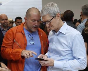 แฟ้มภาพ โจนี ไอฟ์ (Jony Ive) อดีตนักออกแบบระดับตำนานจาก กับทิม คุก ซีอีโอ Apple