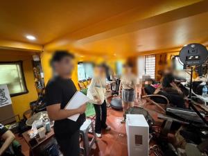 (คลิป)ตำรวจท่องเที่ยว สนธิกำลัง ตร.หางดง บุกทลายกองซีรี่ย์จีนแนวตั้งเถื่อน เช่าบ้านเชียงใหม่ถ่ายทำ