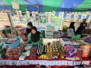 ชาวเบตงแห่ซื้อสินค้าโครงการ “ไทยช่วยไทย” ช่วยลดภาระค่าใช้จ่ายครัวเรือน