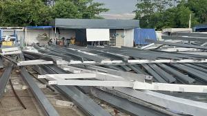 พายุลมแรงพัดโครงเหล็กโกดังโรงงานผลิตอุปกรณ์รถยนต์ถล่มทับคนงาน เจ็บสาหัส 2 ราย รถพัง 2 คัน