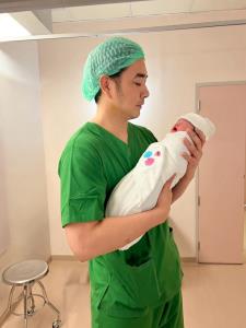 คลอดแล้วจ้า! “ครูก้อย” คลอดลูกคนที่ 2 “น้องมีเมตตา” แก้มยุ้ยน่าฟัดสุดๆ พ่อเจมส์ปลื้มหนักมาก