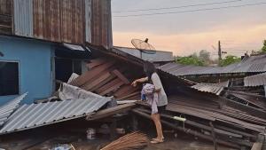 พายุถล่มบ้านพังทับเฒ่า 74 ขณะนอนพัก ลูกสะใภ้เล่านาทีฝ่าฝนช่วยชีวิตทุลักทุเล