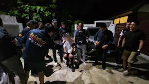 รวบหนุ่มจีน-หญิงไต้หวันซุกอาวุธสงครามจำนวนมากในบ้านพัก จ.ชลบุรี ตรวจมือถือพบคลิปสอนการใช้อาวุธทหารเขมร