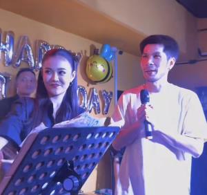 เปิดภาพ “กัปตันช้าง-ลำไย” เสิร์ฟความหวานกลางงานเลี้ยง ตอกย้ำสถานะชัดเจน คู่รักศิลปิน-นักกีฬา