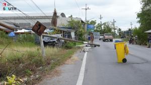 กระบะขนบุหรี่เถื่อนหลุดโค้งชนเสาไฟฟ้าล้มทับ หนุ่มคนขับแอบเอาไปซ่อนแต่ไม่พ้นมือตำรวจ
