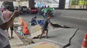 ระทึกกลางกรุง! ถนนทรุดอีก หน้า รพ.วิชัยเวช แยกไฟฉาย เจ็บ 1 ราย จราจรติดหนัก