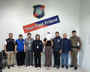 ตำรวจท่องเที่ยวนครพนม จับกุมผู้ประกอบการนำเที่ยวลาว ทำผิดกฎหมายคาด่านพรมแดนนครพนม