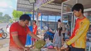 “ทุเรียนกู้ภัย” อร่อยได้บุญ! หัวหน้ากู้ภัยผุดไอเดียขายทุเรียน หาเงินซ่อมรถ-ซื้ออุปกรณ์ช่วยชีวิต