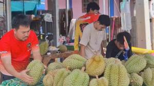 “ทุเรียนกู้ภัย” อร่อยได้บุญ! หัวหน้ากู้ภัยผุดไอเดียขายทุเรียน หาเงินซ่อมรถ-ซื้ออุปกรณ์ช่วยชีวิต