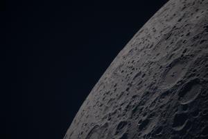 Poynting and Keeler Craters on the Lunar Far Side - art002e012702 (6 เมษายน 2026)  – หลุมอุกกาบาต Poynting และ Keelerปรากฏอยู่เคียงข้างกันในส่วนล่างขวาของภาพนี้ ซึ่งแสดงให้เห็นพื้นที่สูงบนด้านไกลของดวงจันทร์ ทั้งสองหลุมตั้งอยู่ในบริเวณพื้นที่สูงบนด้านไกลของดวงจันทร์ที่มีหลุมอุกกาบาตหนาแน่น ซึ่งเป็นหลักฐานการชนในอดีตที่ได้ก่อรูปร่างพื้นผิวของดวงจันทร์มานานหลายพันล้านปี / ภาพ : NASA