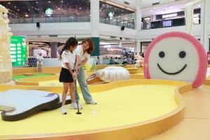 จากกระทะสู่สนามมินิกอล์ฟ! “Hole In Fun: Bar B Golf” ชวนพัตต์บน “กระทะบาร์บีกอนยักษ์” ครั้งแรก