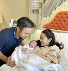 "เพราพรรณ กำภู ณ อยุธยา" คลอดลูกสาวคนแรก "น้องอารีเพราพรรณ"
