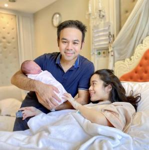 "เพราพรรณ กำภู ณ อยุธยา" คลอดลูกสาวคนแรก "น้องอารีเพราพรรณ"