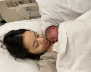 "เพราพรรณ กำภู ณ อยุธยา" คลอดลูกสาวคนแรก "น้องอารีเพราพรรณ"