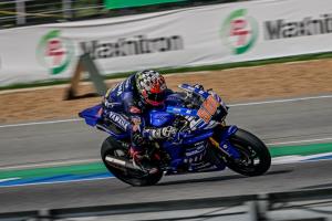 “ตี” อนุภาพ ซามูล เฆี่ยนรถแข่ง YAMAHA YZF-R6 หมายเลข 500 