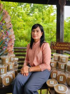 นางสาวคีรีณัฐ เกิดแก้ว หรือ คุณสา เจ้าของน้ำตาลมะพร้าวบ้านสวน 