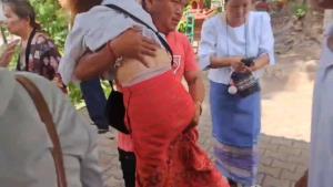 (คลิป)นาทีชีวิต! กิ่งโพธิ์ยักษ์อายุกว่า 100 ปีหักทับศรัทธางานทำบุญกลางวัดดังสารภี เชียงใหม่ เจ็บ 6 สาหัส 3