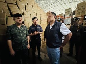 นายกบินด่วน ลงระนอง  แถลงข่าวยึดสินค้าหนีภาษีกว่า 50 ล้านบาท ระบุมีสายปริศนาโทรขู่เจ้าหน้าที่
