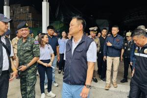 นายกบินด่วน ลงระนอง  แถลงข่าวยึดสินค้าหนีภาษีกว่า 50 ล้านบาท ระบุมีสายปริศนาโทรขู่เจ้าหน้าที่