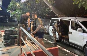 ตร.แม่พริกดักรวบคู่หูคนพบพระ หนึ่งขับเก๋งนำ อีกหนึ่งขับรถตู้ขนยาถึง 6,000,000 เม็ด พยายามหนีด่าน