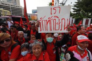 “มวลชนเสื้อแดง” รอรับ ”ทักษิณ“ ปักหลักค้างคืนหน้าเรือนจำฯ - “โอ๊ค พานทองแท้” แวะส่งกำลังใจ
