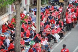 “มวลชนเสื้อแดง” รอรับ ”ทักษิณ“ ปักหลักค้างคืนหน้าเรือนจำฯ - “โอ๊ค พานทองแท้” แวะส่งกำลังใจ