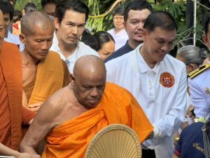 “สมเด็จพระสังฆราชศรีลังกา” เสด็จเป็นประธานสมโภช “พระเจ้าอโศกมหาราช” ณ วัดพระบรมธาตุเจดีย์ศรีภูผาสูง อ.สูงเนิน พุทธศาสนิกชนหลั่งไหลร่วมพิธีแน่น สะท้อนศรัทธาไทย-ศรีลังกาอันยิ่งใหญ่